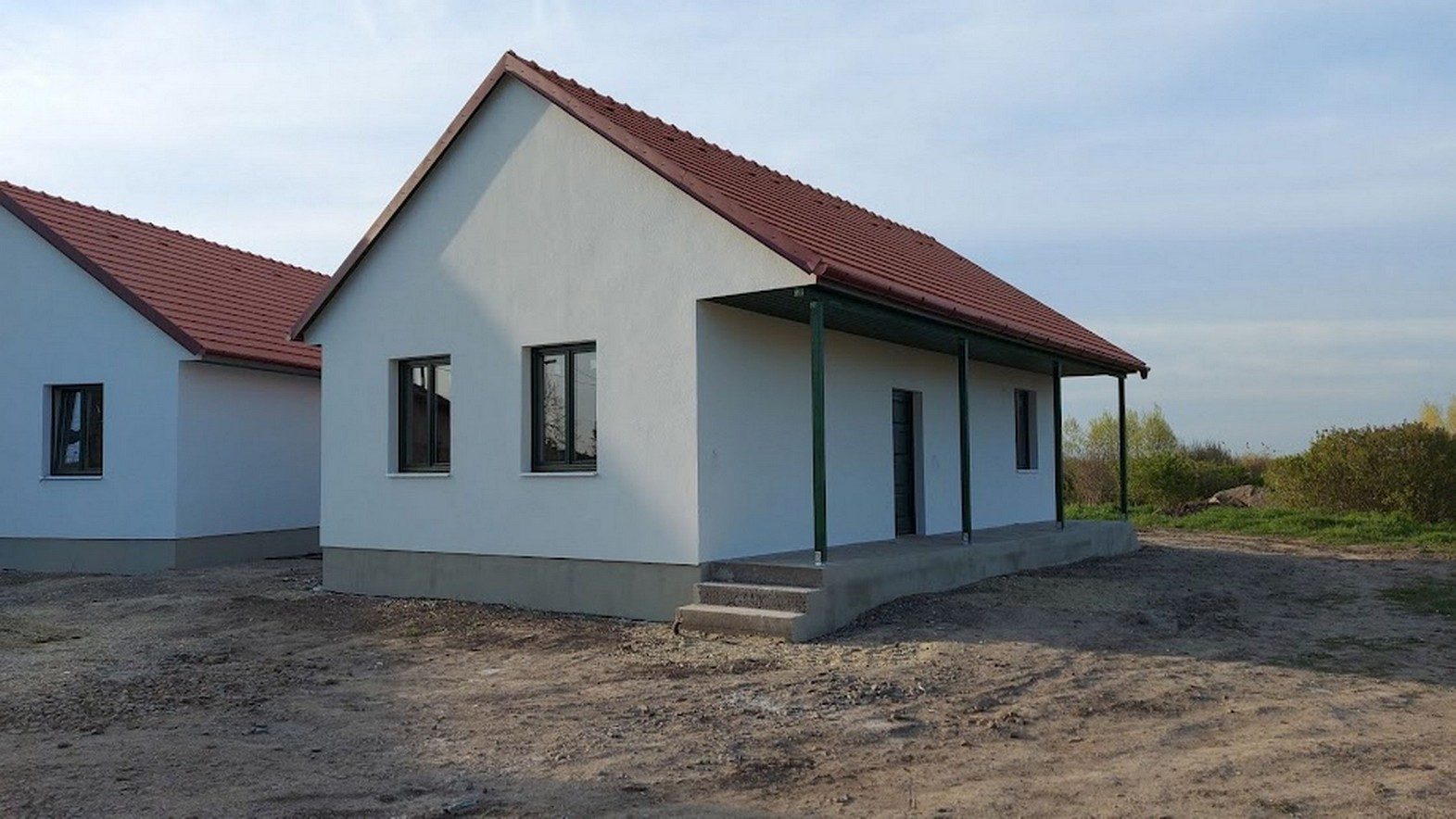 Elkészült fehér, piros cseréptetős házak Tarnabodon, fedett tornáccal