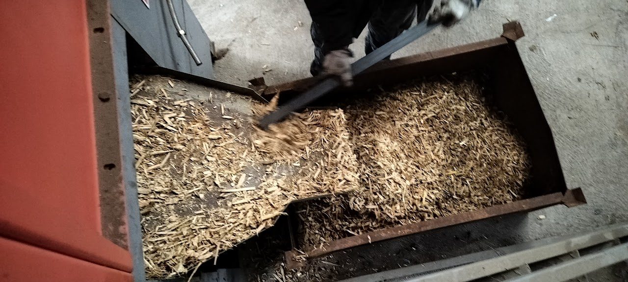 Faapríték az aprítógép garatjában