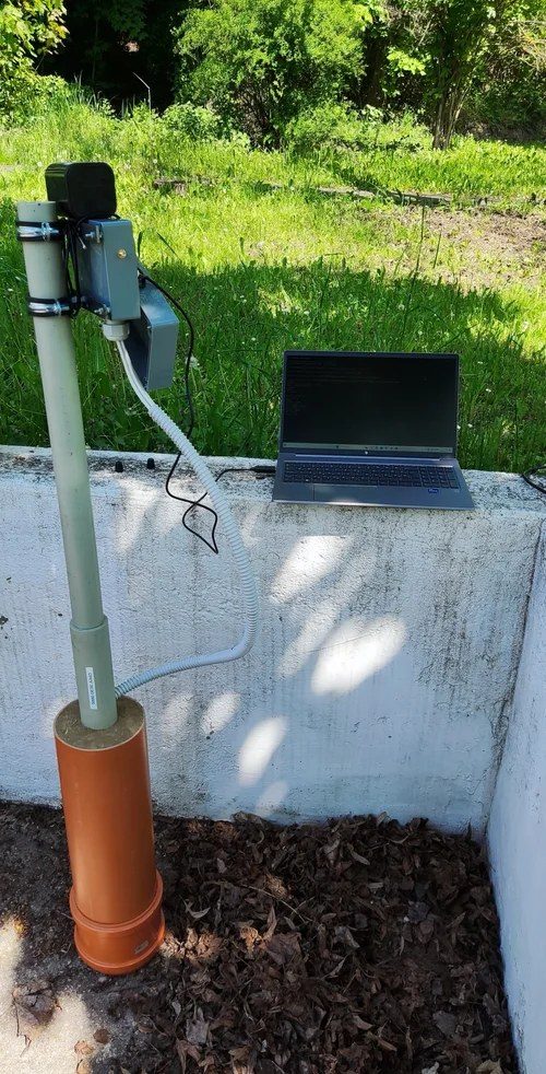 Árbocra szerelt elektronika és laptop kalibráláskor