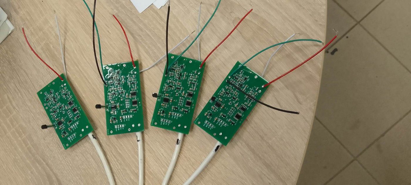 Zöld szenzorpanelek önálló kábelekkel