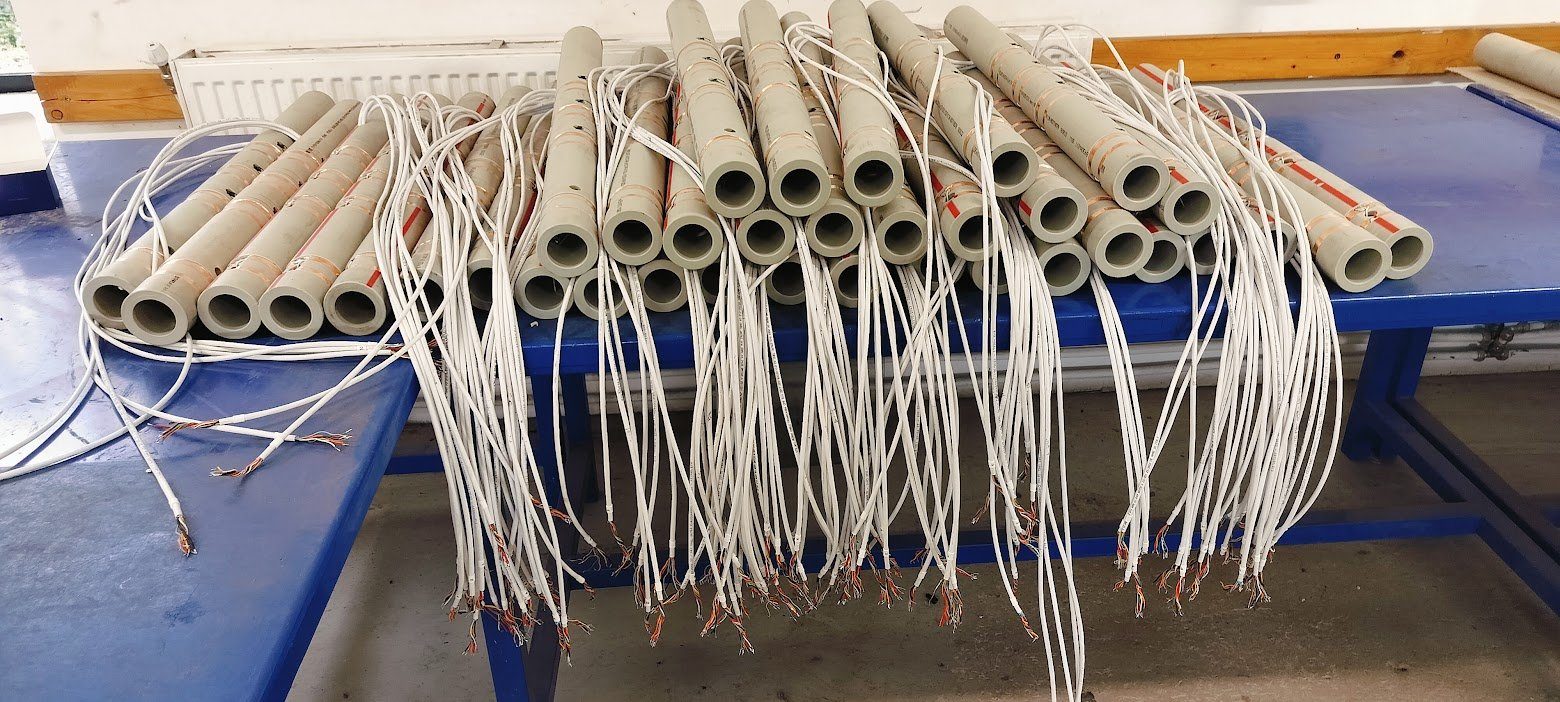 Szondatestek rézgyűrűs elektródákkal, bekábelezve